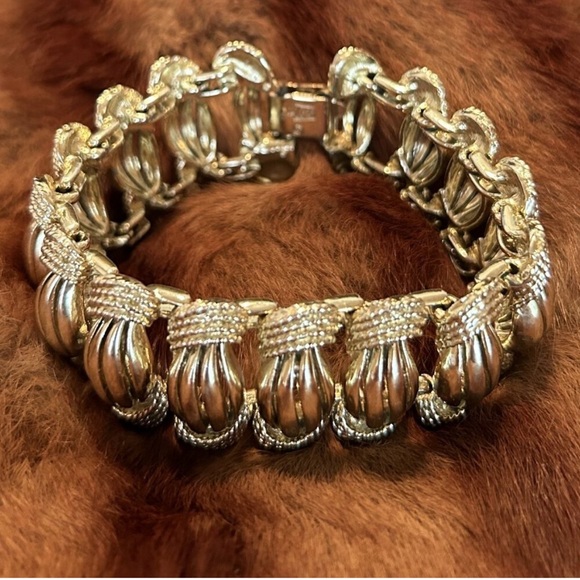 VINTAGE CORO GOLD PLATED SIGNED BRACELET - Picture 3 of 8